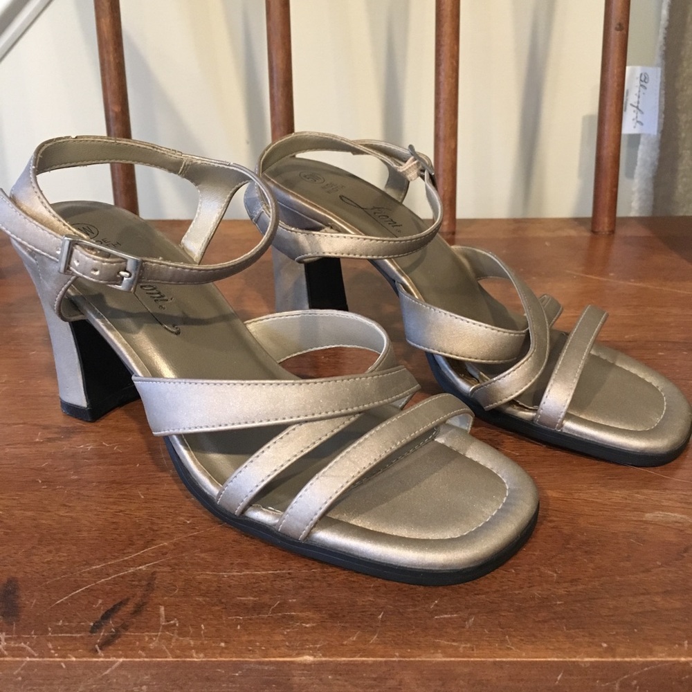 Women’s heeled sandal shoe